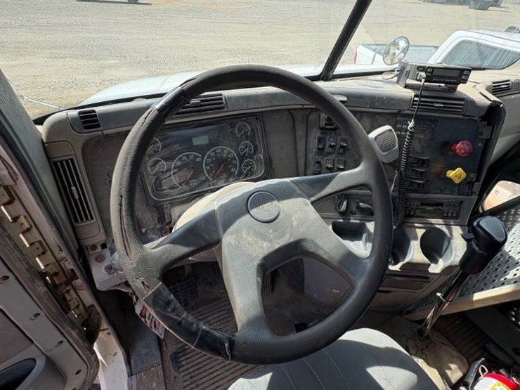 2005-freightliner-truck-(dr12225-unit-12405)-image-6
