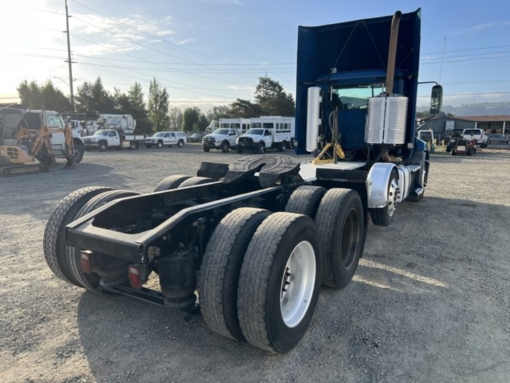 2017-mack-cxu613-tri-axle-truck-tractor-image-4