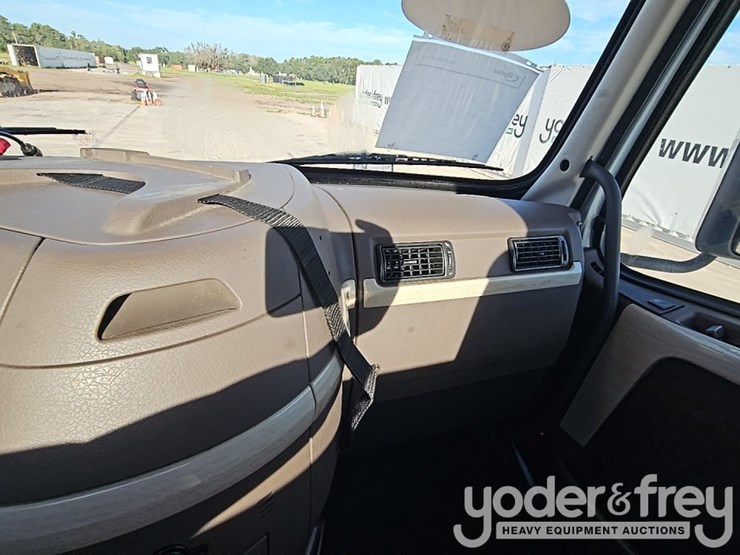 2018-volvo-10-image-30
