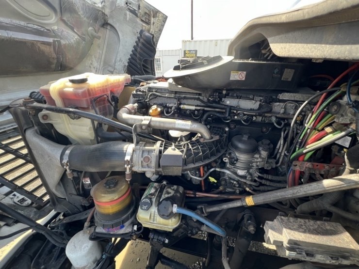 2016-freightliner-t/a-sleeper-truck-tractor-image-14