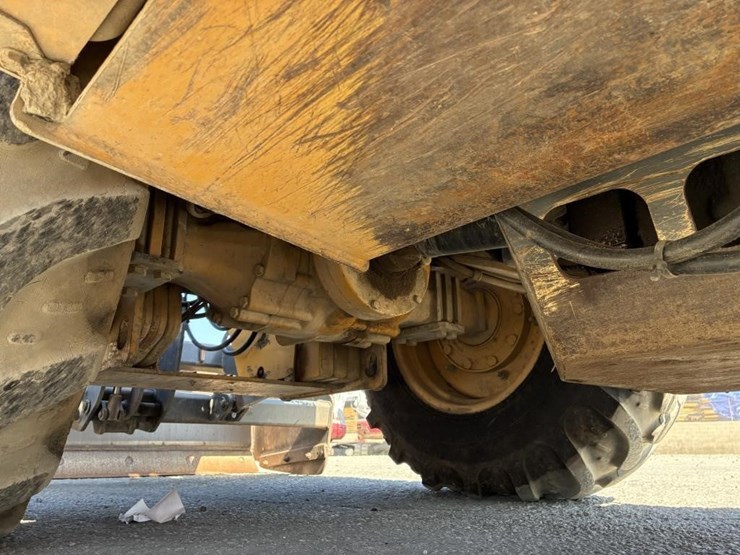 2015-deere-210l-image-11