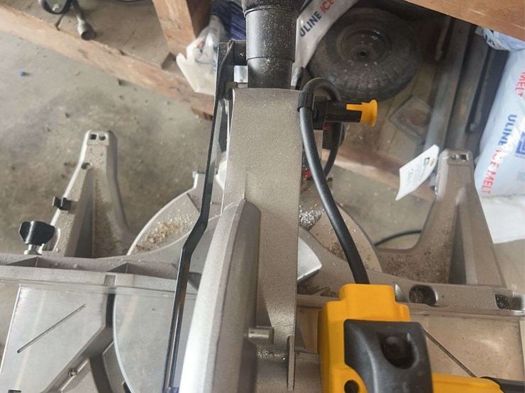 dewalt-12”-compound-miter-saw-(dws715)-image-4