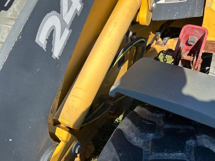 2011-deere-244j-image-10