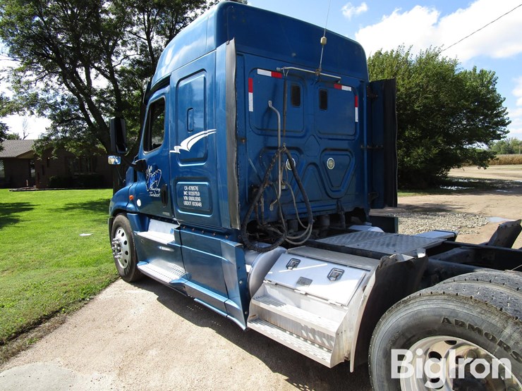2016-freightliner-cascadia-125-image-9
