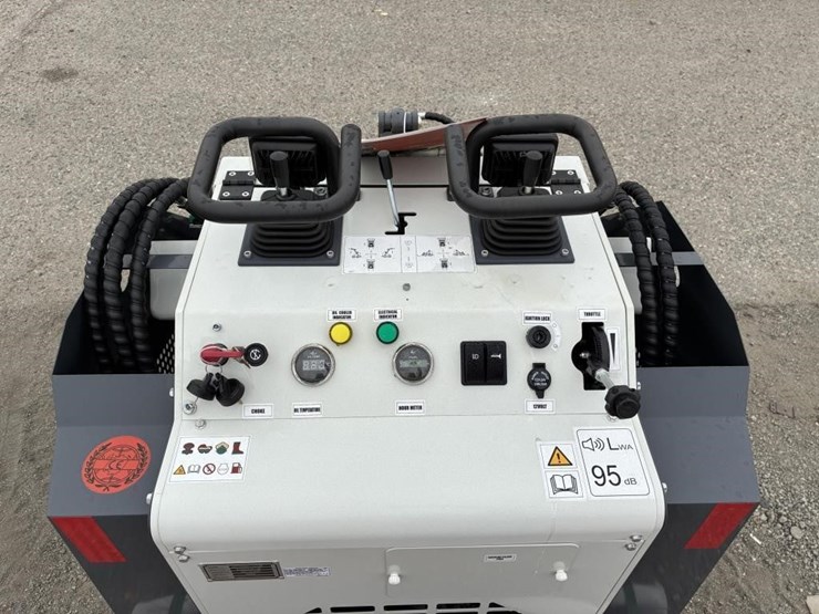 2024-bttl-st25m-6-skid-steer-track-loader-image-10