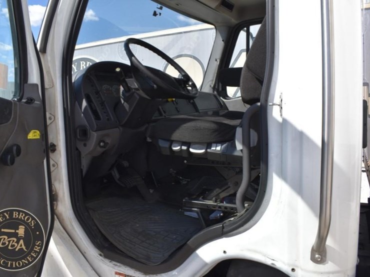 2022-freightliner-business-class-m2-100-image-40