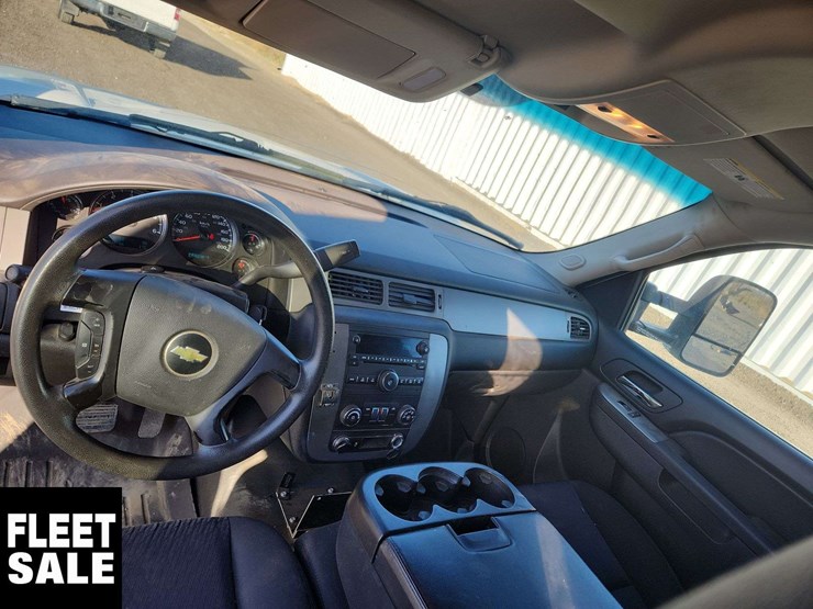 2012-chevrolet-suburban-image-14