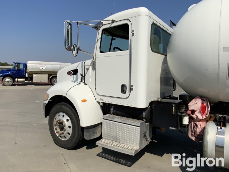 2010-peterbilt-335-image-13