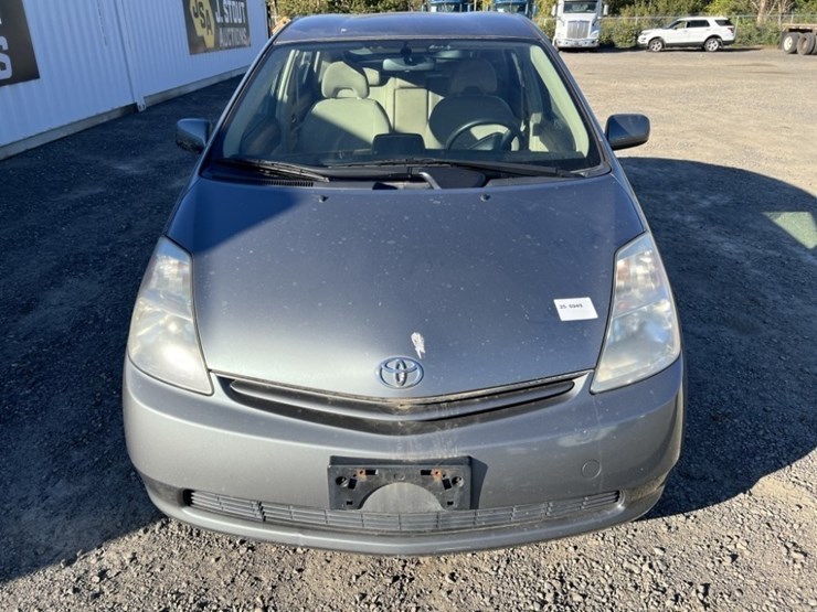2005-toyota-prius-hybrid-sedan-image-8