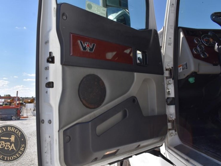 2020-western-star-5700xe-image-52