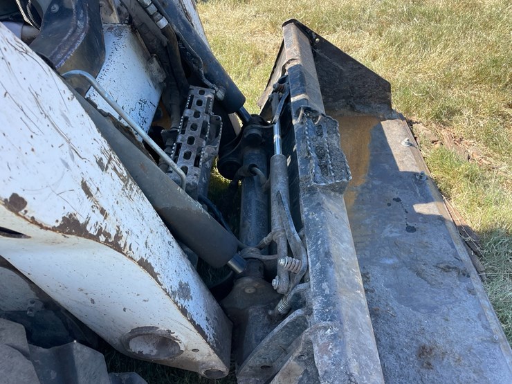 2012-bobcat-s750-image-21