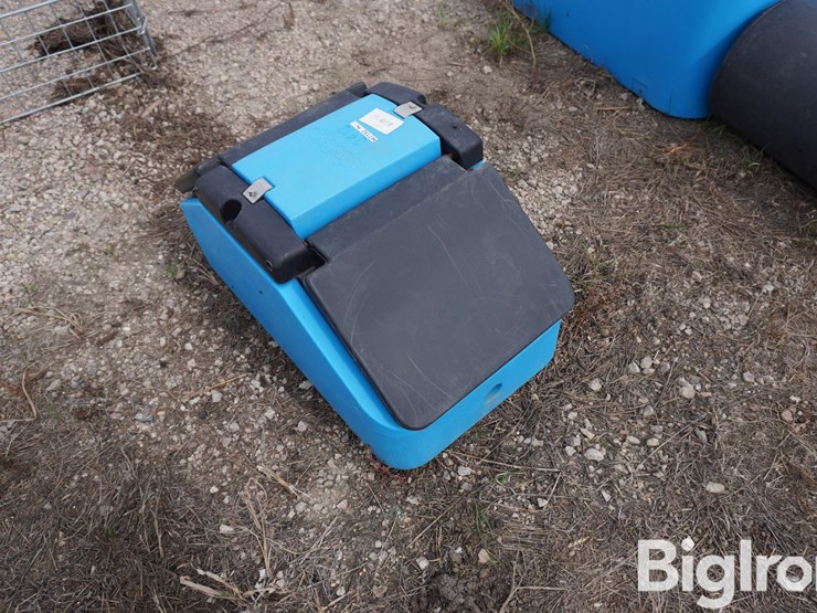 mirafount-3410-two-hole-hog-waterer-image-5