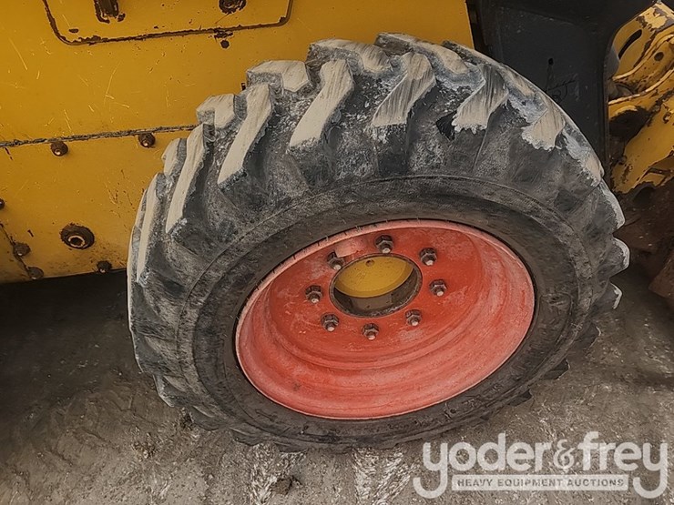 2018-deere-318g-image-8