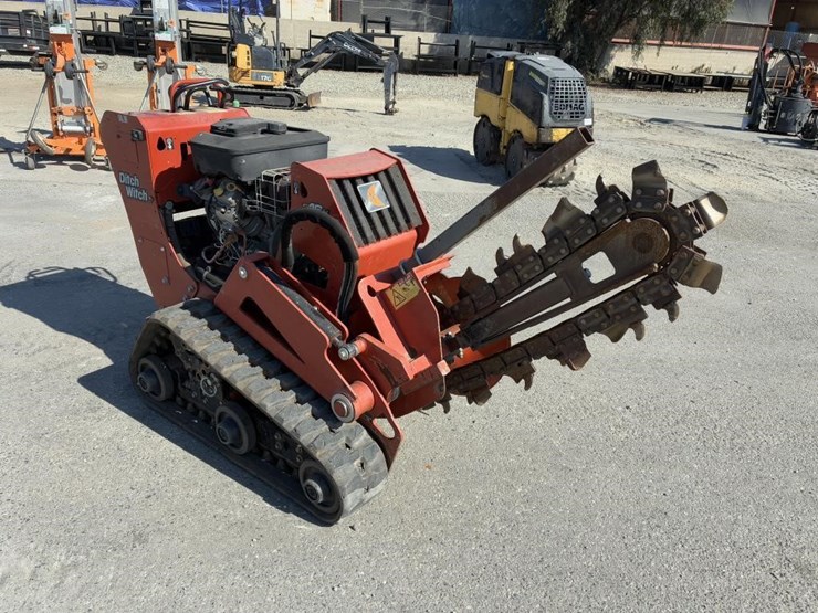 2017-ditch-witch-c16x-image-2