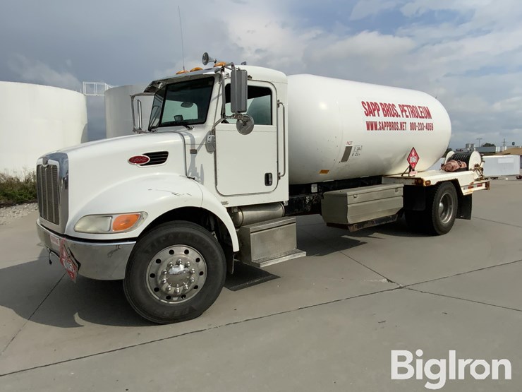 2010-peterbilt-335-image-1