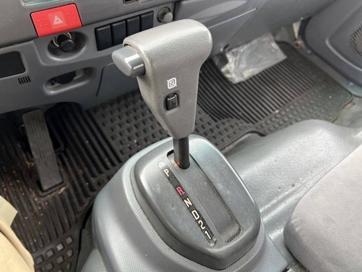 2011-isuzu-nrr-image-34