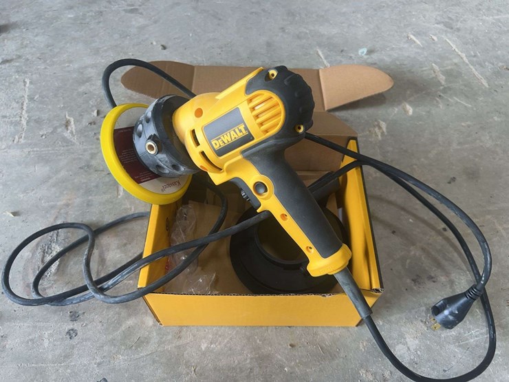 dewalt-5”-disc-sander-(dwe6401ds)-image-1