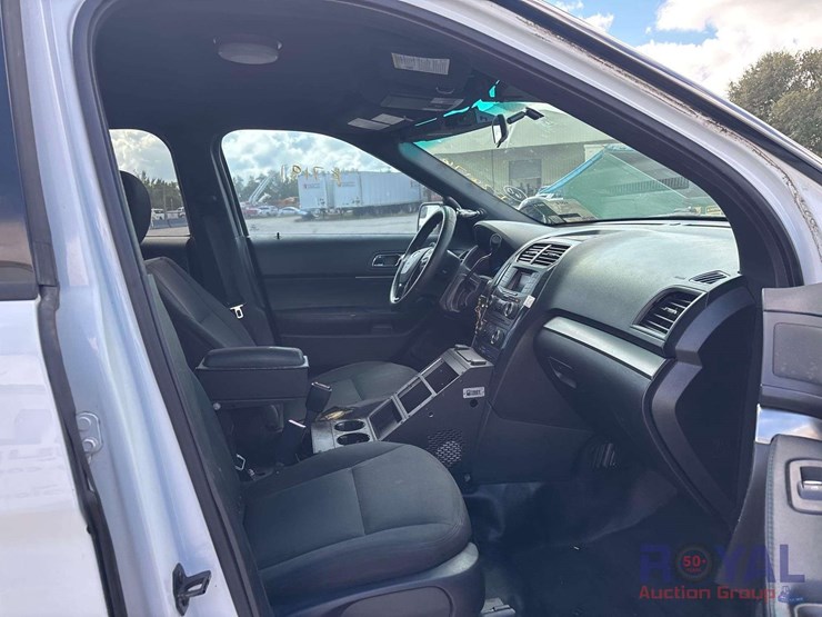 2016-ford-explorer-image-26