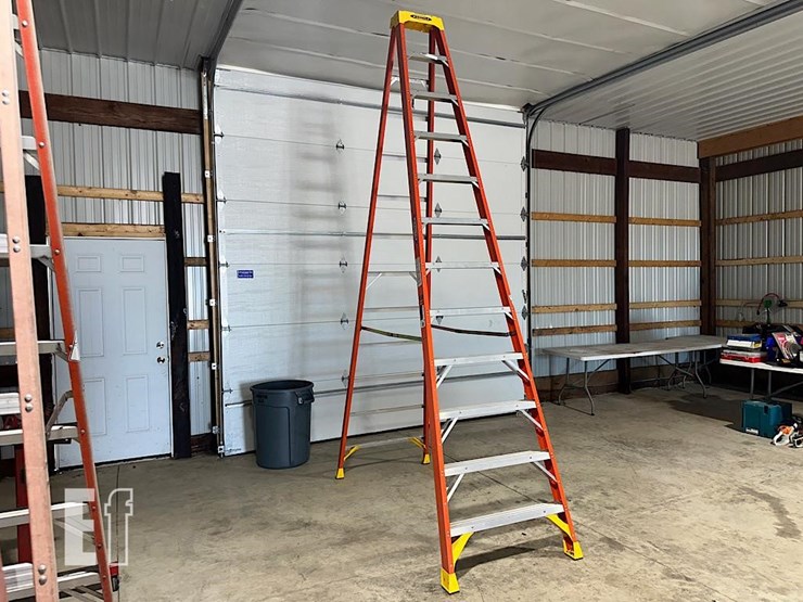 2027-werner-12'-fiberglass-ladder-image-2