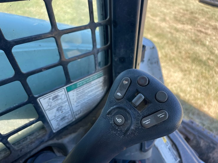 2015-bobcat-s750-image-21