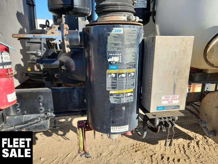 2003-sterling-lt9500-image-23