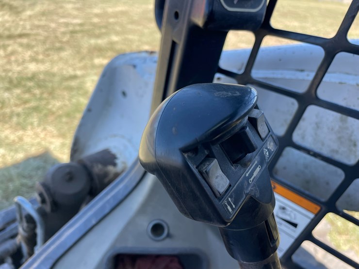 2012-bobcat-s750-image-26