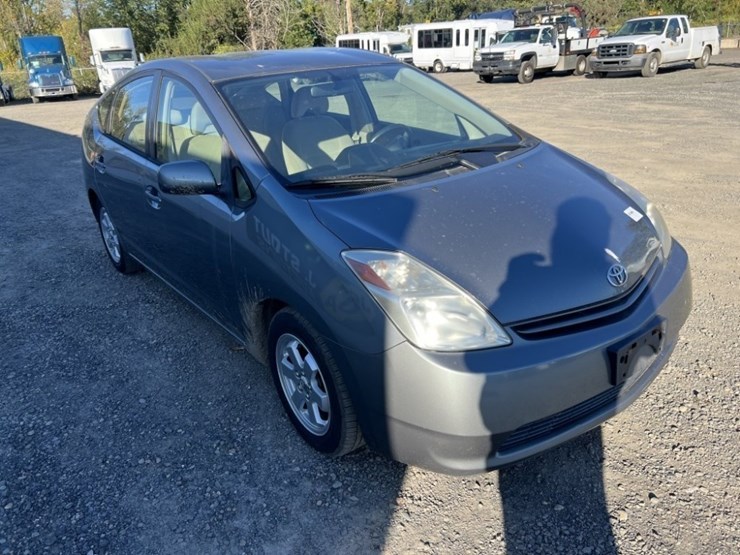2005-toyota-prius-hybrid-sedan-image-2
