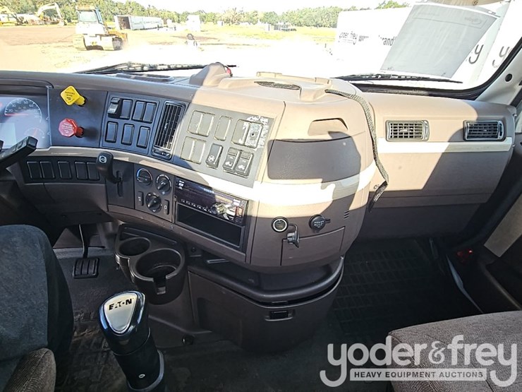 2018-volvo-10-image-31