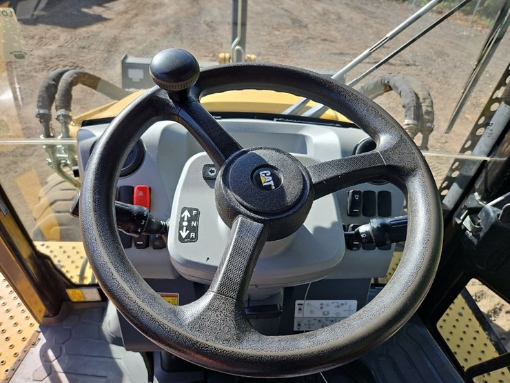 2022-caterpillar-440-image-27