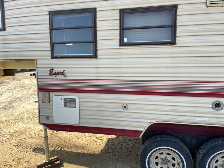 #1900-•-1989-companion-gooseneck-camper-(has-wi-title)-image-28