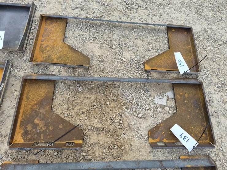 skid-steer-mounting-plate-image-1