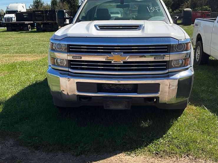 2017-chevy-3500hd-pick-up-image-2