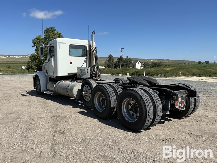 2011-freightliner-coronado-132-image-7