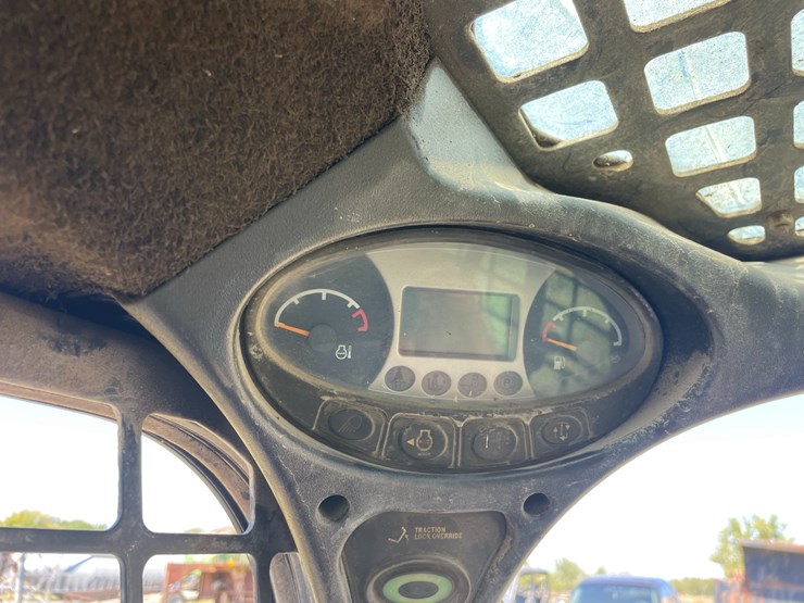 2015-bobcat-s750-image-24