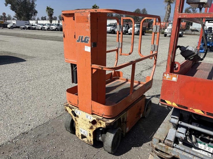 2010-jlg-1230es-image-1