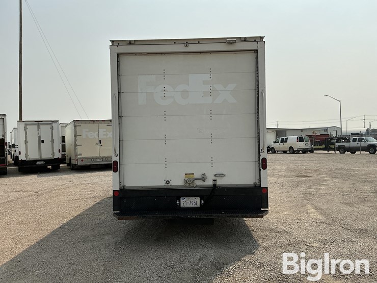 2019-gmc-savana-4500-2wd-box-delivery-van-image-6