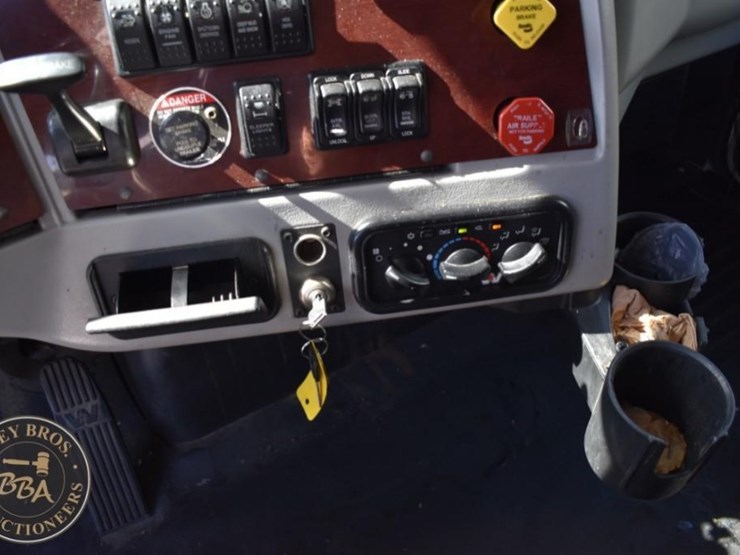 2020-western-star-5700xe-image-56