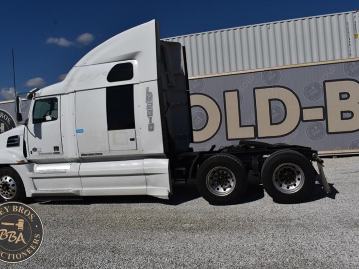 2020-western-star-5700xe-image-17