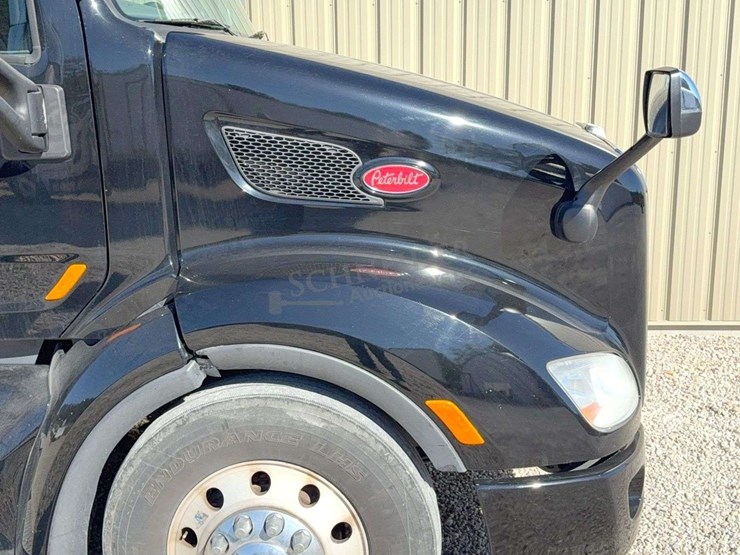 2017-peterbilt-579-image-11