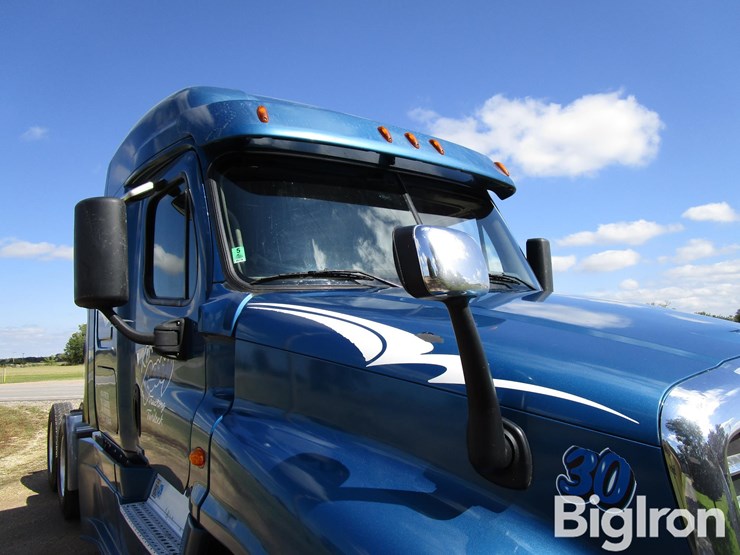 2016-freightliner-cascadia-125-image-19
