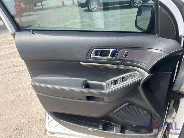 2016-ford-explorer-image-16