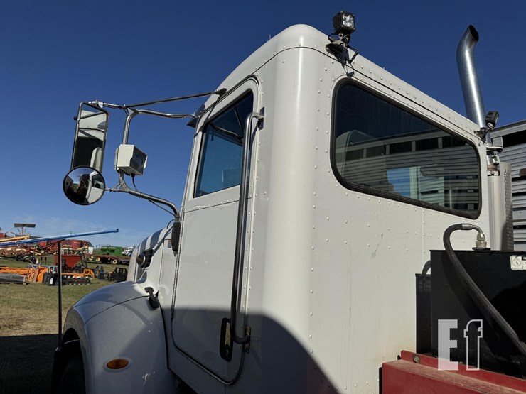 2005-peterbilt-335-image-21