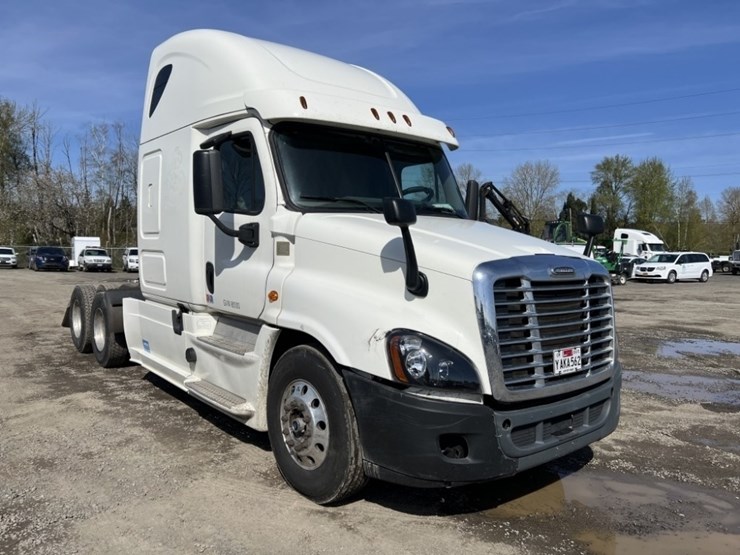 2016-freightliner-t/a-sleeper-truck-tractor-image-2