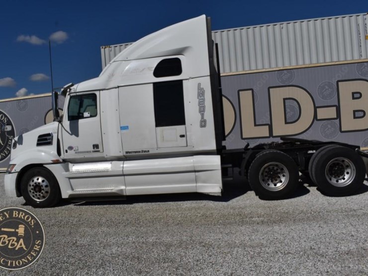 2020-western-star-5700xe-image-16