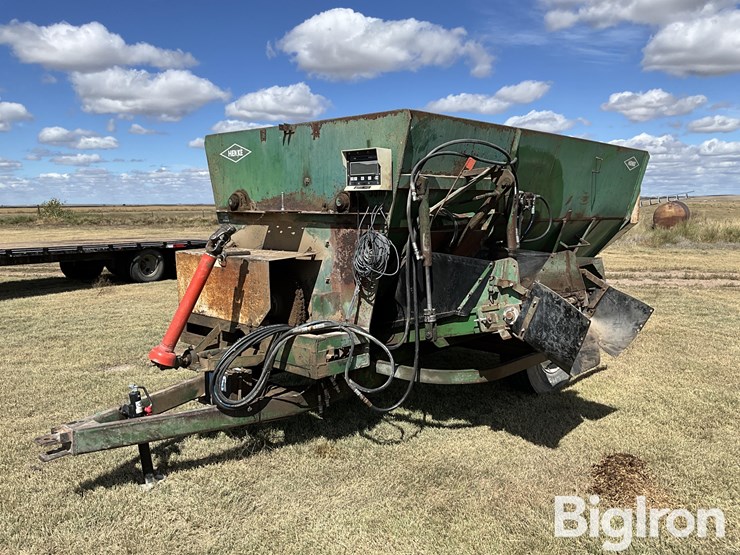 henke-b240-feeder-wagon-image-1