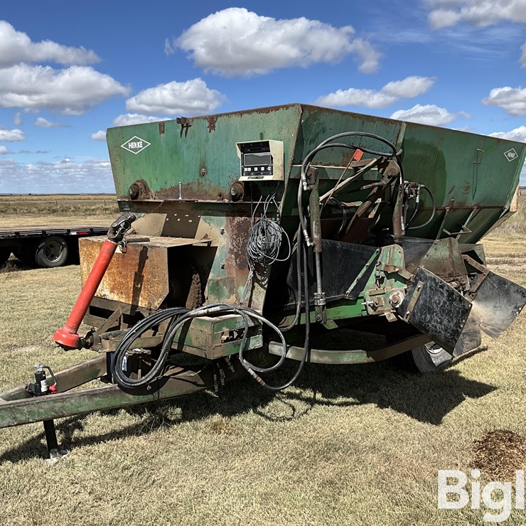 Henke B240 Feeder Wagon