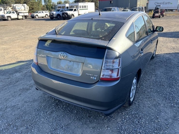 2005-toyota-prius-hybrid-sedan-image-4