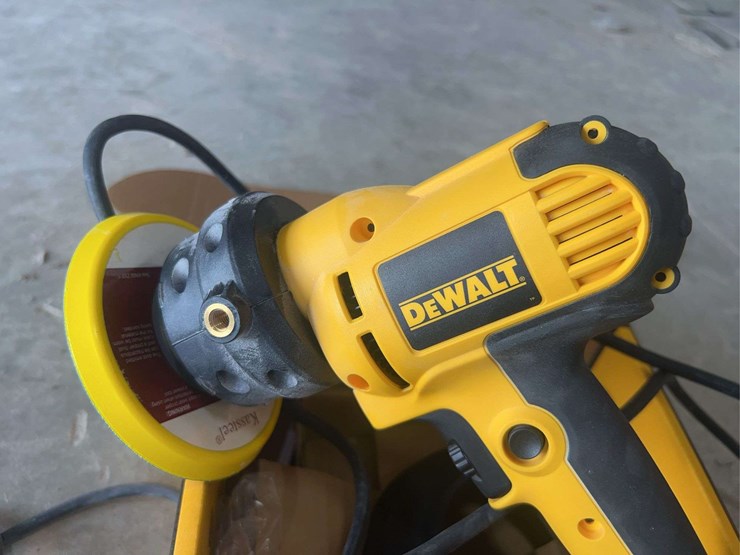 dewalt-5”-disc-sander-(dwe6401ds)-image-2