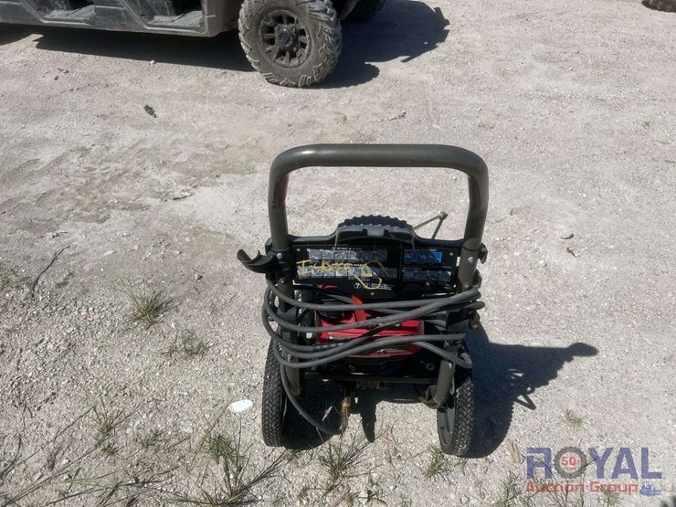 black-max-2.3gpm-portable-pressure-washer-image-3