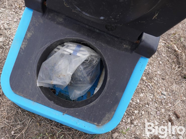 mirafount-3410-two-hole-hog-waterer-image-9